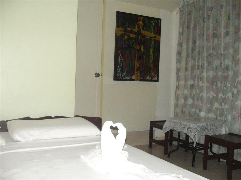 Davao City Oyo 200 Ponce Suites Art Hotel מראה חיצוני תמונה